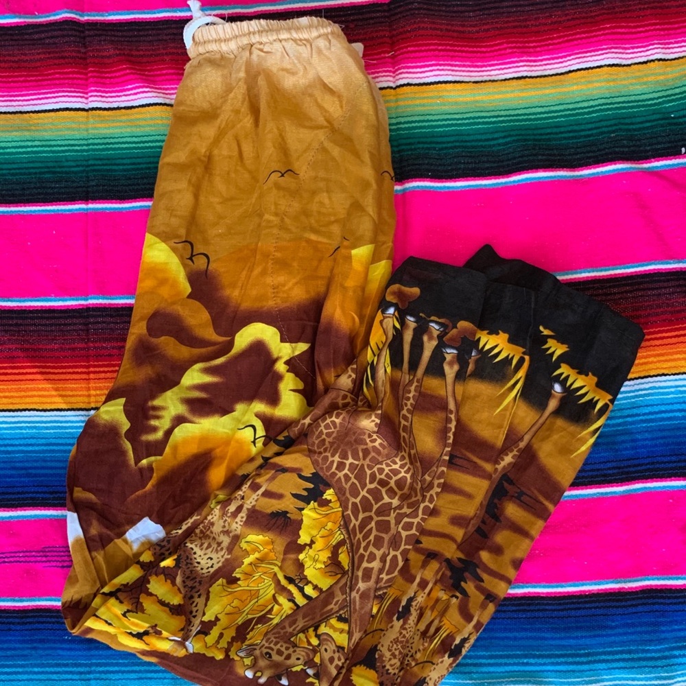 Flowy pants with giraffe pattern